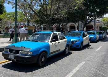 Taxistas insisten en la salida de aplicaciones y se plantan en el centro