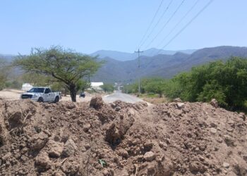 Exigen obra en San Esteban Necoxcalco y cierran carretera con montículos de tierra