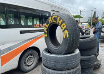 Van contra talacherías en Tehuacán por dejar neumáticos en la vía pública